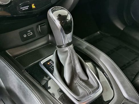 Used 2018 Nissan Rogue SL FWD image 19