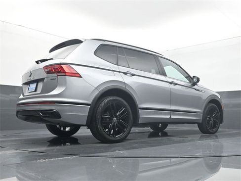 Used 2022 Volkswagen Tiguan SE R-Line image 11