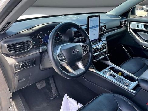 Used 2023 Ford Explorer Limited w/ Limited Technology Package image 16
