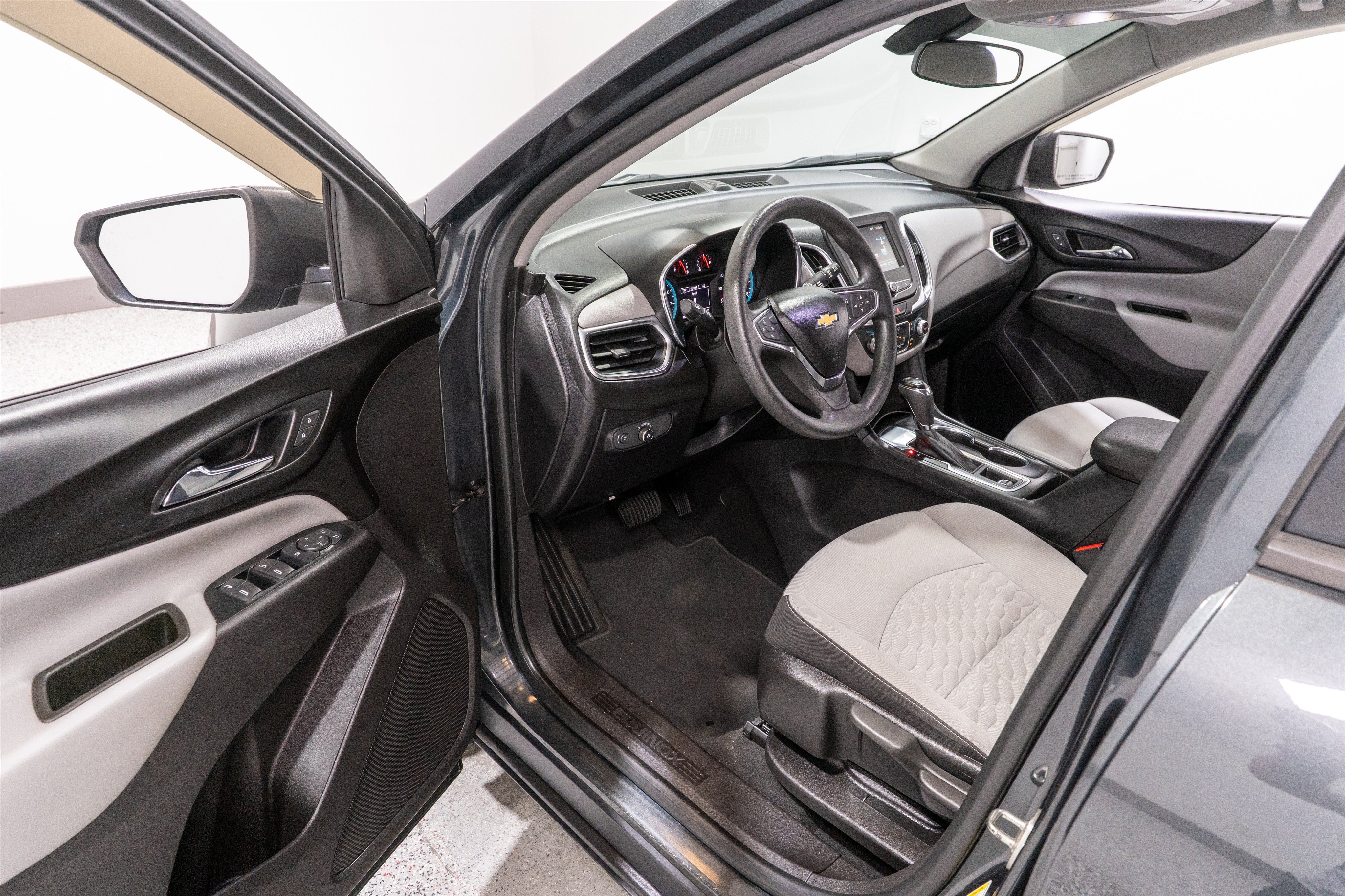 Used 2018 Chevrolet Equinox LS FWD image 12