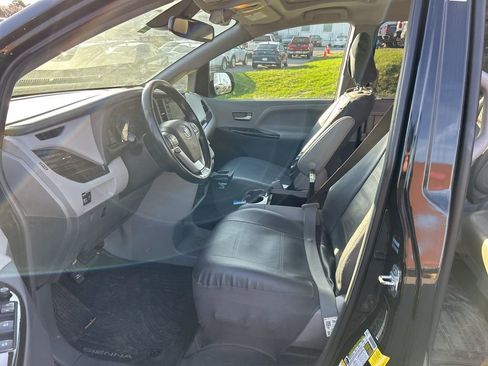 Used 2019 Toyota Sienna XLE image 6
