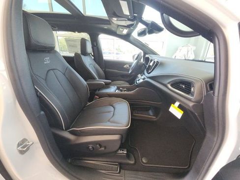 New 2025 Chrysler Pacifica Limited FWD image 17