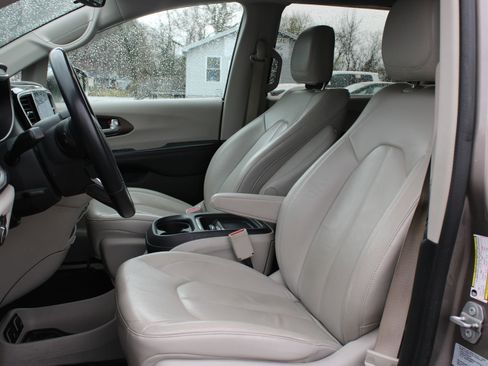 Used 2017 Chrysler Pacifica Touring-L image 16