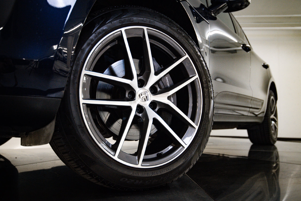 Certified 2023 Porsche Macan AWD/4WD image 12