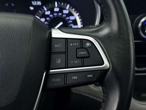 Used 2022 Toyota Highlander XLE FWD image 38