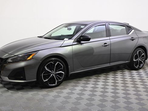 Used 2023 Nissan Altima 2.5 SR w/ SR Premium Package AWD/4WD image 2