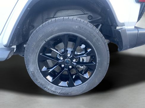 Used 2025 Jeep Wrangler Sahara image 9