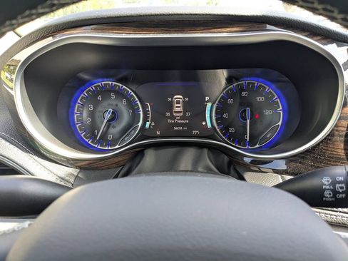 Used 2023 Chrysler Pacifica Limited image 28