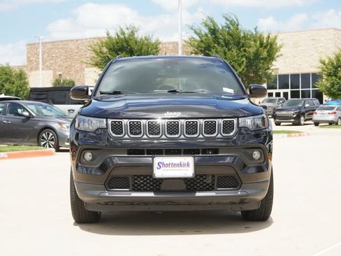 Used 2023 Jeep Compass Latitude AWD/4WD image 2