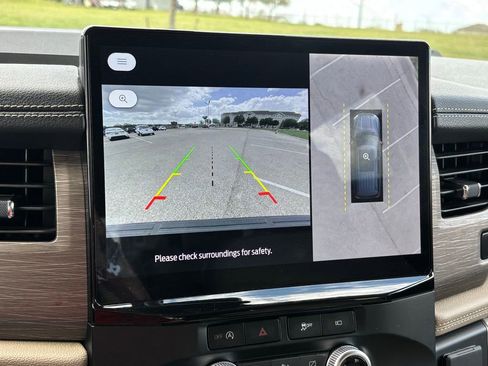 Used 2024 Ford Expedition Limited image 23