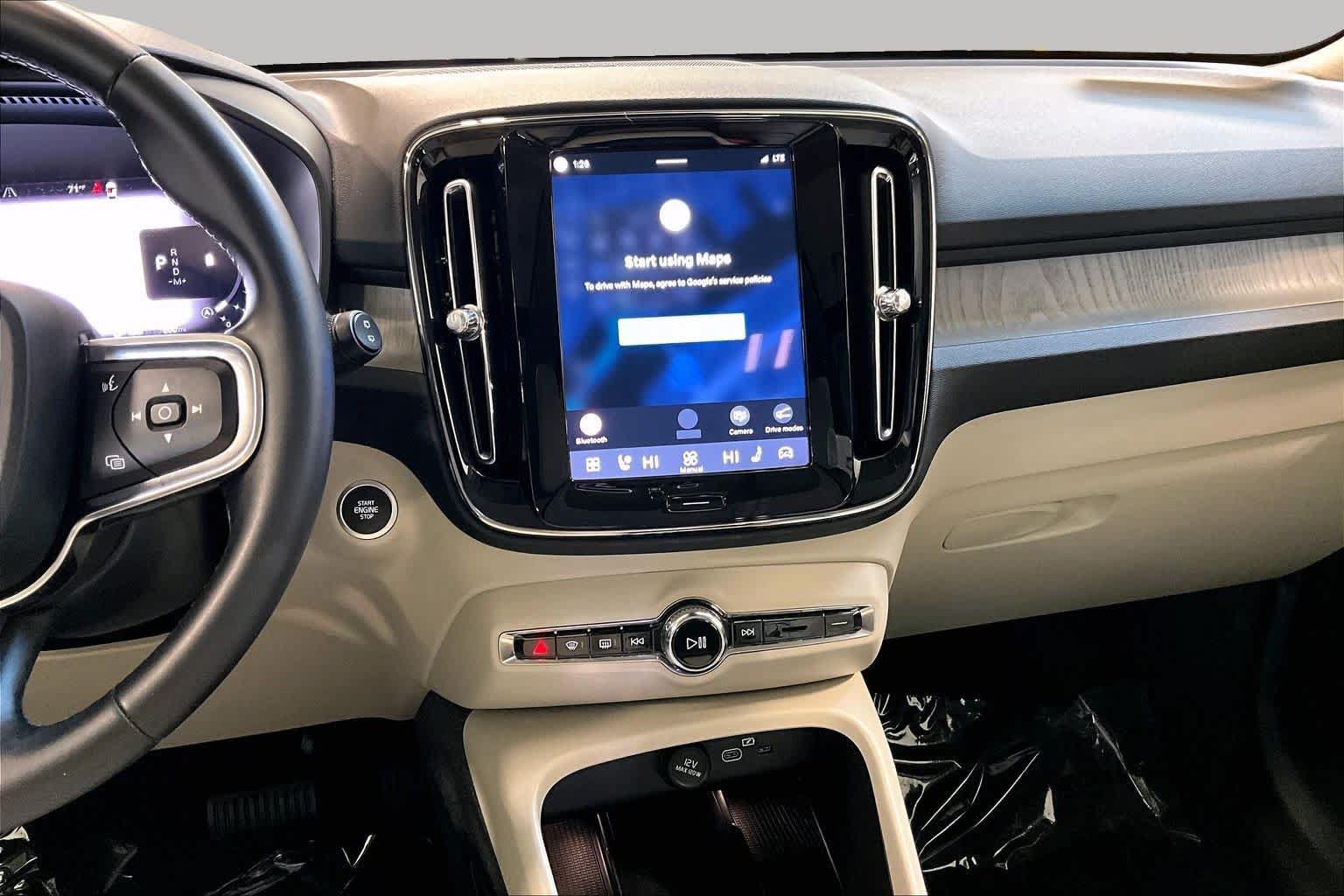 Certified 2024 Volvo XC40 B5 Plus w/ Climate Package AWD/4WD image 7
