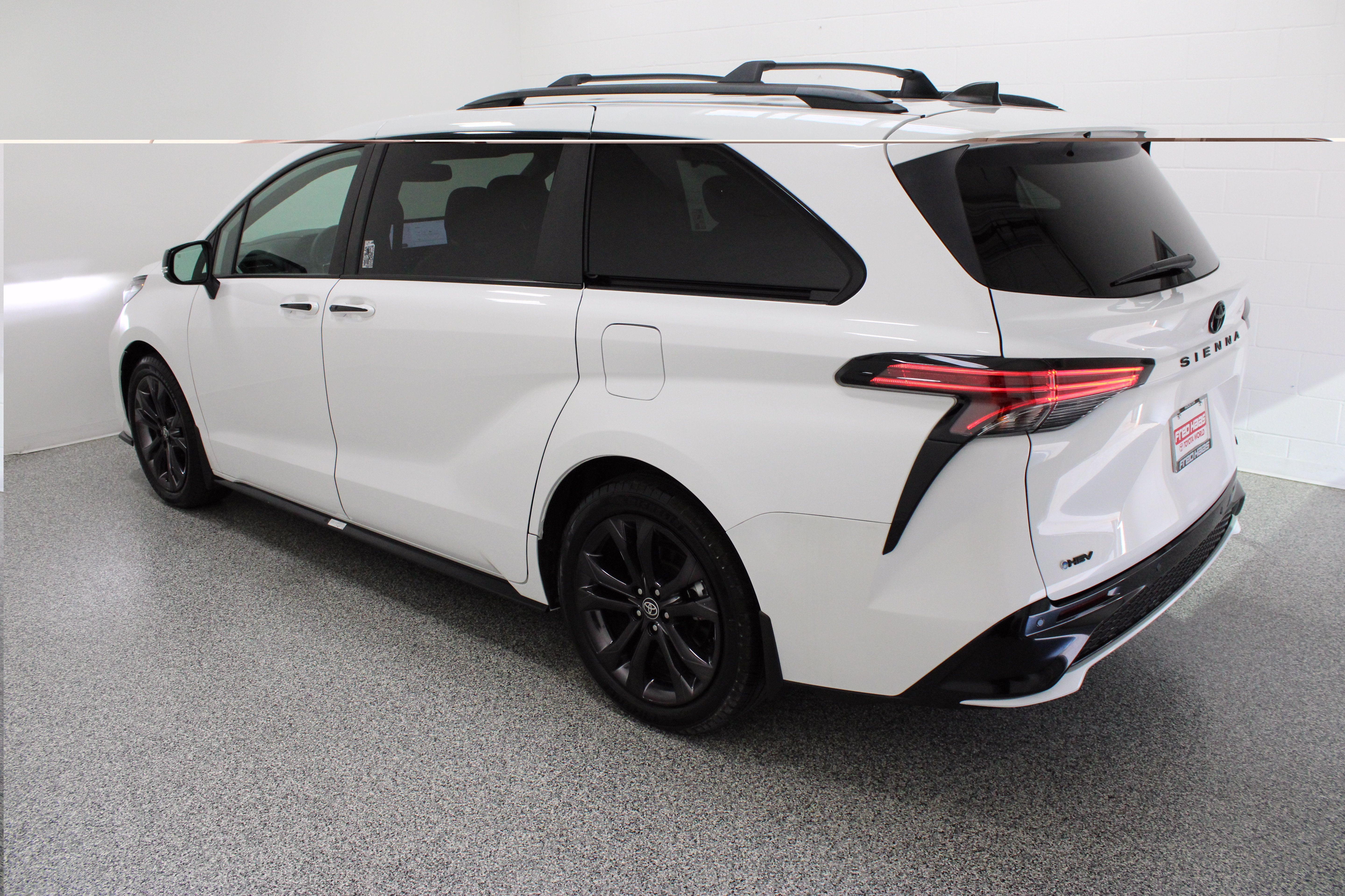 Used 2025 Toyota Sienna XSE w/ XSE Premium Package FWD image 9