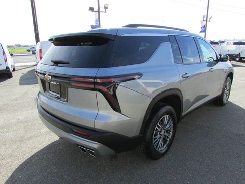 Used 2025 Chevrolet Traverse LT image 6