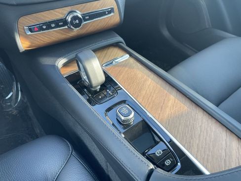 Used 2025 Volvo XC90 B6 Plus image 33