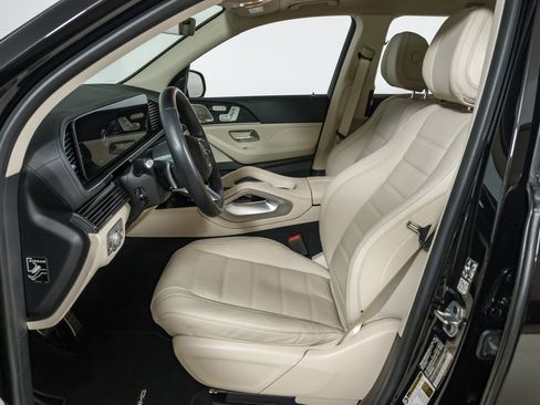 Used 2024 Mercedes-Benz GLS 580 4MATIC image 17
