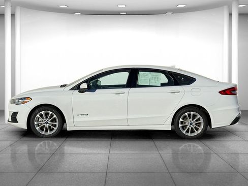 Used 2019 Ford Fusion SE image 2