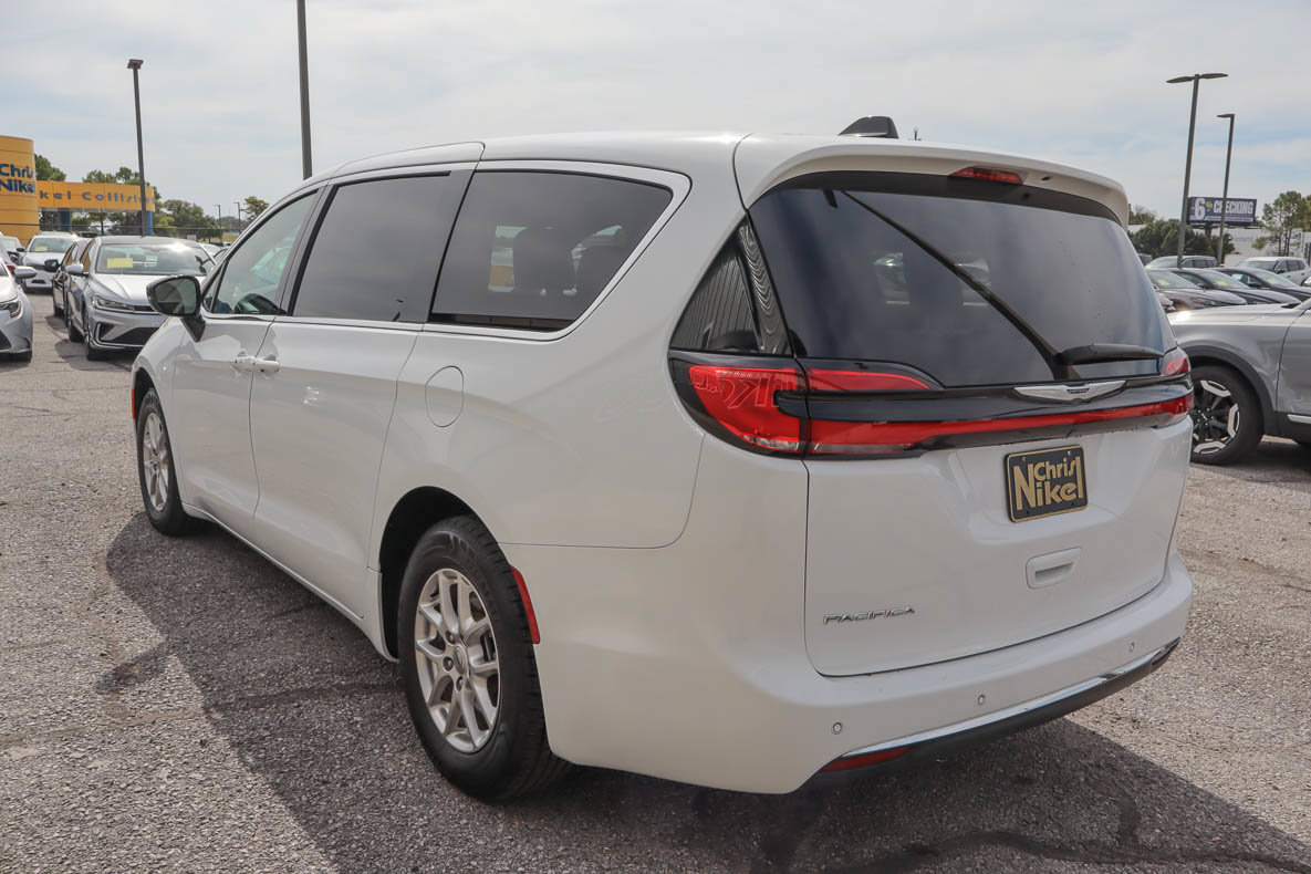 Used 2025 Chrysler Pacifica Select FWD image 4