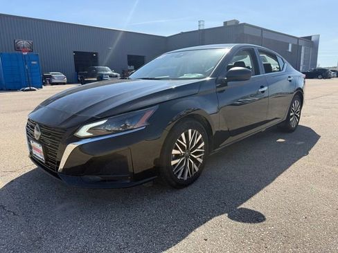 Used 2024 Nissan Altima 2.5 SV FWD image 3