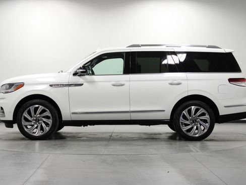 Used 2024 Lincoln Navigator Reserve image 7