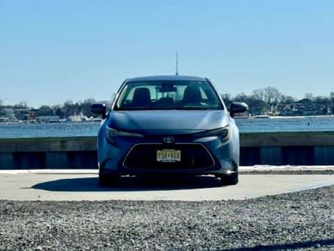 Used 2020 Toyota Corolla XLE image 2
