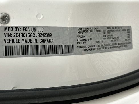 Used 2020 Chrysler Pacifica Limited w/ Tire & Wheel Group FWD image 12