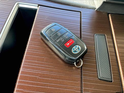 Used 2023 Toyota Sienna LE image 14