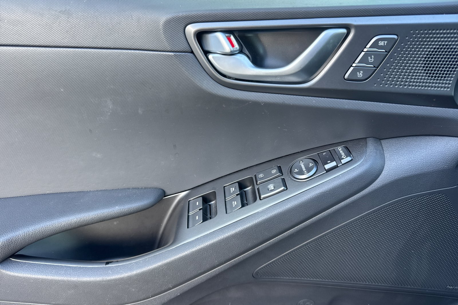 Used 2020 Hyundai Ioniq Limited FWD image 12