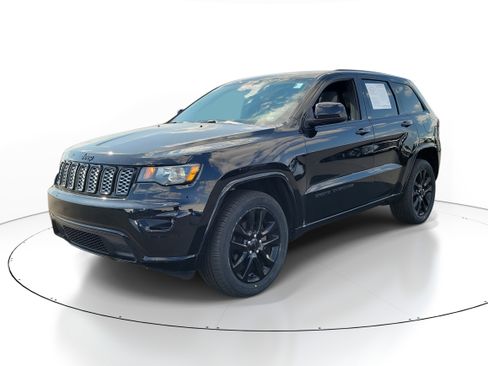 Used 2020 Jeep Grand Cherokee Altitude image 2