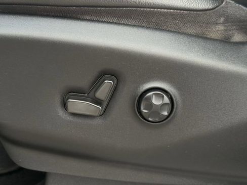 Used 2022 Chrysler Pacifica Touring-L image 25