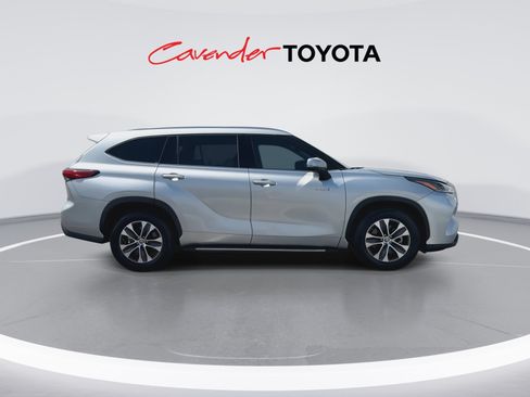 Used 2021 Toyota Highlander XLE FWD image 9
