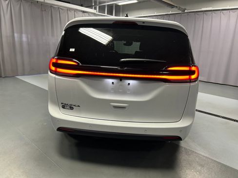 New 2026 Chrysler Pacifica Select image 6