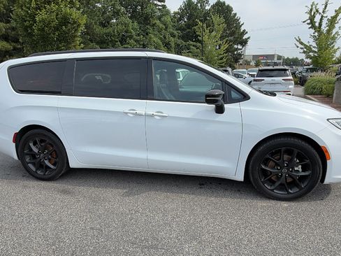 Used 2025 Chrysler Pacifica Limited FWD image 7
