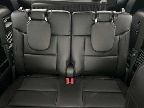 Used 2022 Ford Explorer XLT w/ Equipment Group 202A image 8