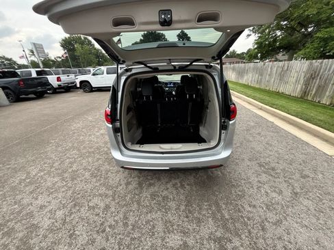 Used 2024 Chrysler Pacifica Touring-L FWD image 36