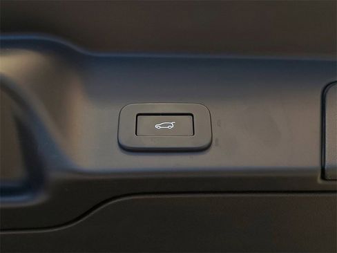 Used 2023 Land Rover Range Rover Evoque R-Dynamic S image 25