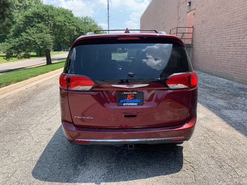 Used 2017 Chrysler Pacifica Touring-L Plus FWD image 4