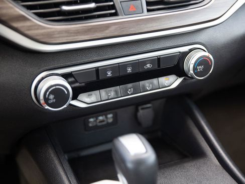 Used 2025 Nissan Altima 2.5 SV image 13