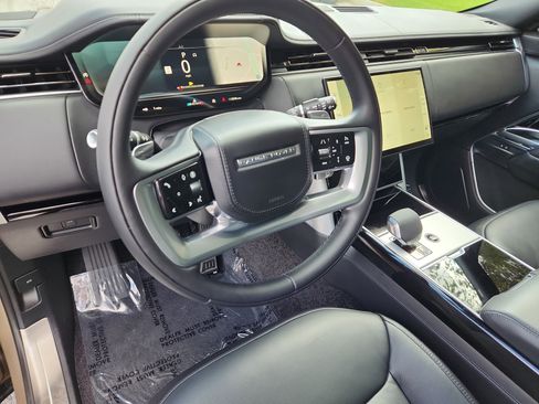 Used 2025 Land Rover Range Rover SE image 15