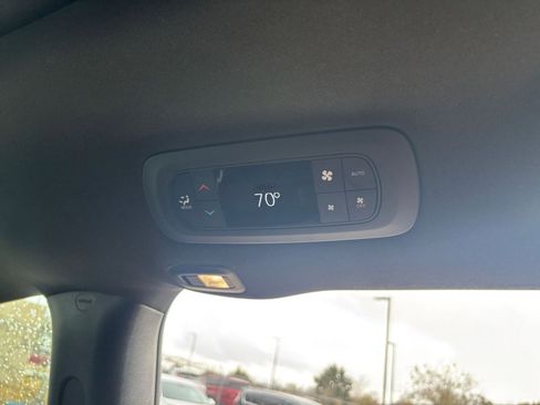 Used 2025 Chrysler Pacifica Limited image 25