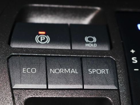 Used 2021 Toyota RAV4 LE image 57