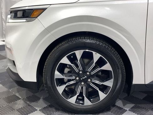 Used 2022 Kia Carnival EX image 20