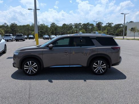 Used 2023 Nissan Pathfinder Platinum AWD/4WD image 8