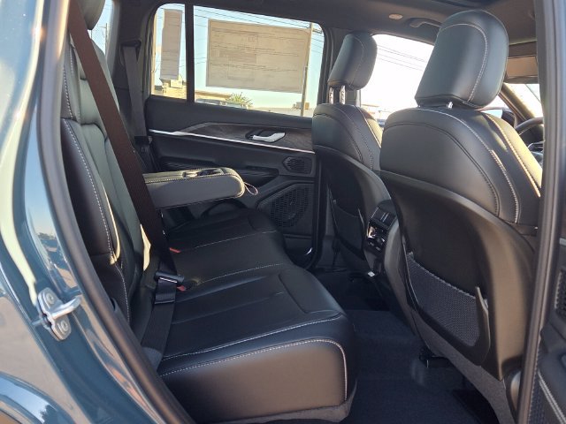 New 2027 Jeep Grand Cherokee Limited RWD image 15