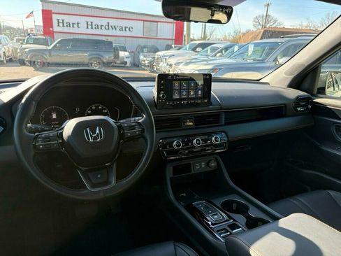 Used 2023 Honda Pilot TrailSport image 11