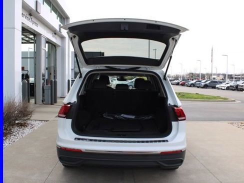 Used 2023 Volkswagen Tiguan SE w/ Panoramic Sunroof Package image 9
