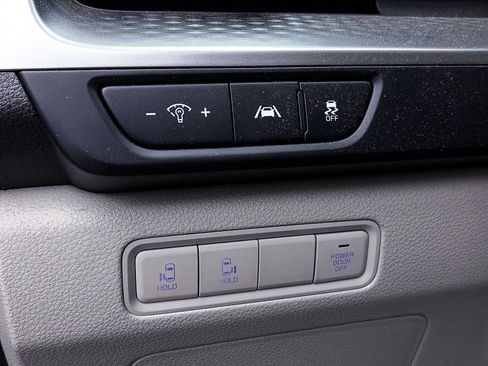 Certified 2023 Kia Carnival LX image 17