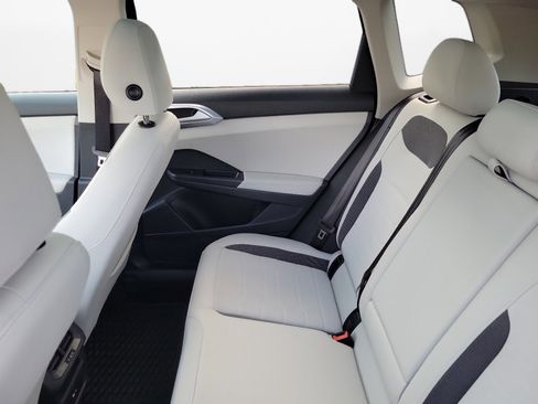 Certified 2025 Volkswagen Taos SE w/ Panoramic Sunroof Package image 16