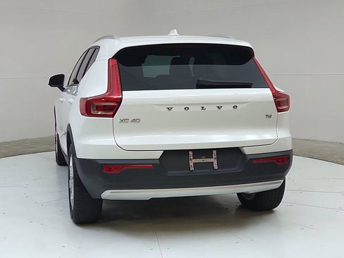 Used 2020 Volvo XC40 T4 Momentum FWD image 6