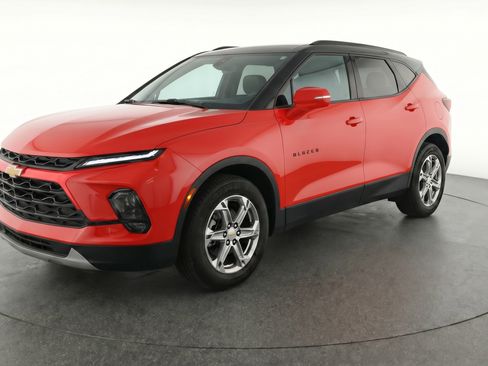 Used 2025 Chevrolet Blazer LT FWD image 3