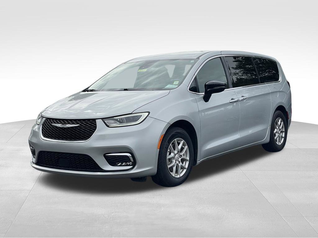 Used 2026 Chrysler Pacifica Select FWD image 2